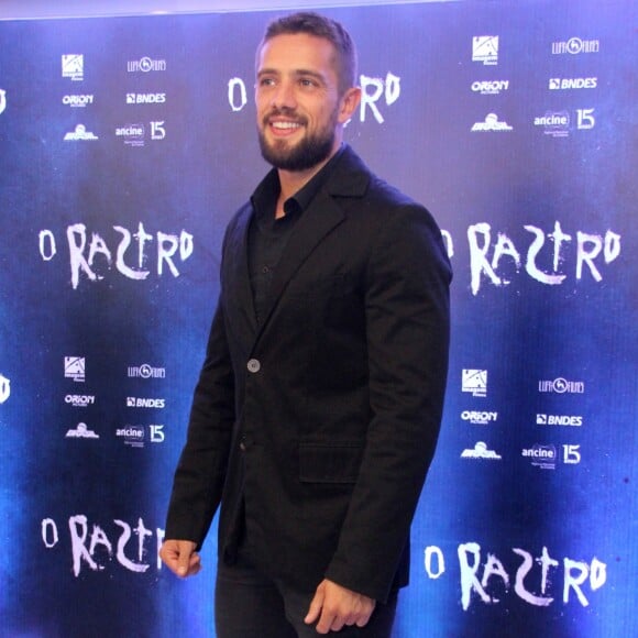 Em 'O Rastro', personagem de Rafael Cardoso é um jovem médico encarregado de supervisionar a transferência de pacientes de um hospital público
