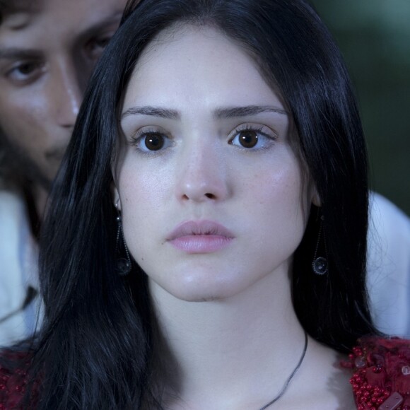 Anna (Isabelle Drummond) pensa em contar para Joaquim (Chay Suede) que Vitória é sua filha, na novela 'Novo Mundo'