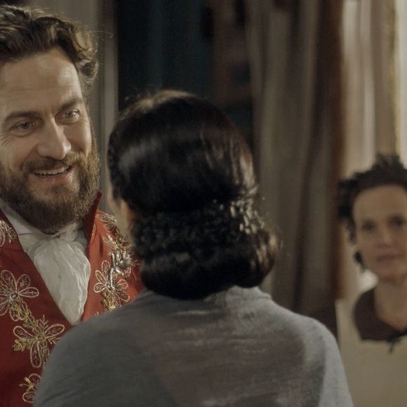 Desconfiado, Thomas (Gabriel Braga Nunes) questiona Nívea (Viétia Zangrandi) sobre saber algum segredo de Anna (Isabelle Drummond), na novela 'Novo Mundo'