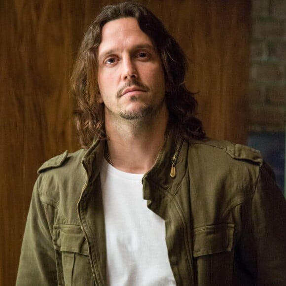 Gui (Vladimir Brichta) vence Lázaro (João Vicente de Castro) na justiça novamente, na novela 'Rock Story'