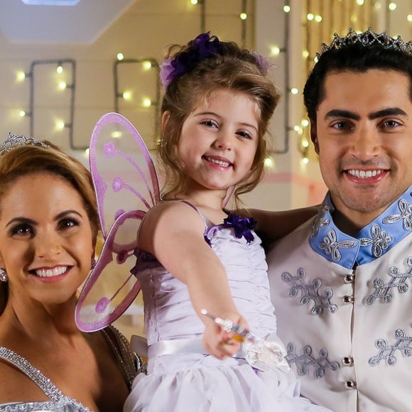 Dulce Maria (Lorena Queiroz) é fruto do relacionamento de Gustavo (Carlo Porto) com Tereza (Lucero) na novela 'Carinha de Anjo'