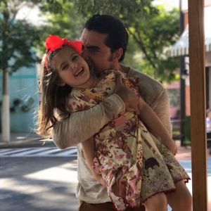 'Chegava mais cedo no dia que iríamos gravar para gente brincar e conversar um pouquinho', conta Carlo Porto sobre o processo de aproximação com Lorena Queiroz na novela 'Carinha de Anjo'