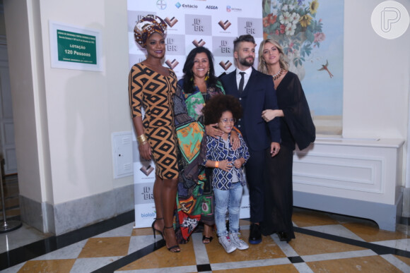 Regina Casé, Cris Vianna, Bruno Gagliasso e Giovanna Ewbank posam em jantar beneficente em prol da igualdade racial