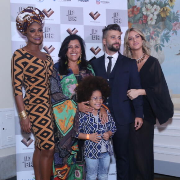 Regina Casé, Cris Vianna, Bruno Gagliasso e Giovanna Ewbank posam em jantar beneficente em prol da igualdade racial