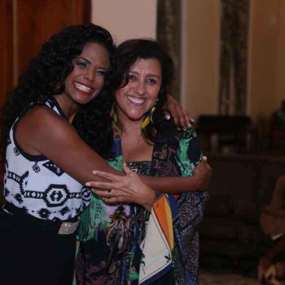 Regina Casé abraça a porta-bandeira Selminha Sorriso