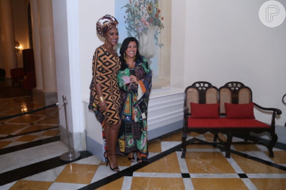 Regina Casé posa abraçada a Cris Vianna em jantar beneficente em prol da igualdade racial