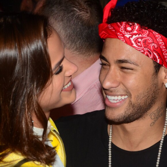 Bruna Marquezine foi vista em Barcelona com Neymar nesta sexta-feira, 11 de maio de 2017. Veja abaixo!