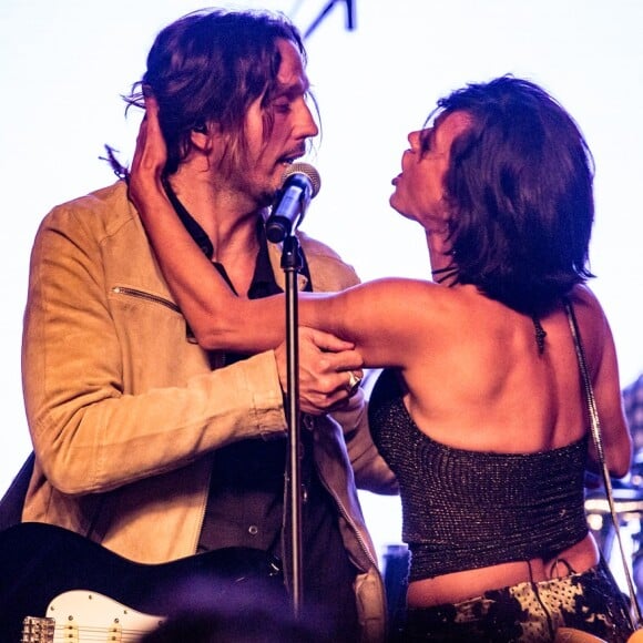 Mariane (Ana Cecília Costa) tenta seduzir Gui (Vladimir Brichta), mas não tem sucesso, na novela 'Rock Story'