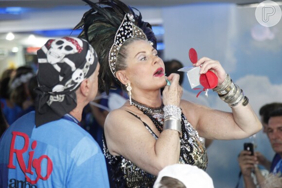 Vera Fischer bebeu demais no Carnaval e deixou o camarote carregada por três pessoas