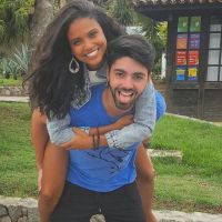 Aline Dias, grávida, não pensa em casamento: 'Não estamos focados nisso'