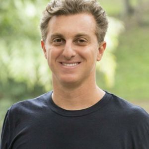 Luciano Huck passou por uma cirurgia de correção de hérnia, em um hospital de Copacabana, na última sexta-feira, 12 de maio de 2017