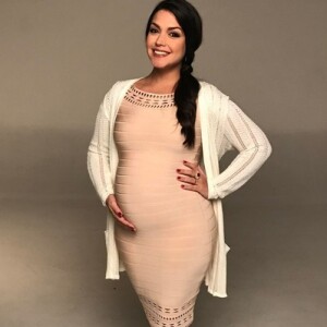 Thais Fersoza aposta em vestidos básicos durante a gestação