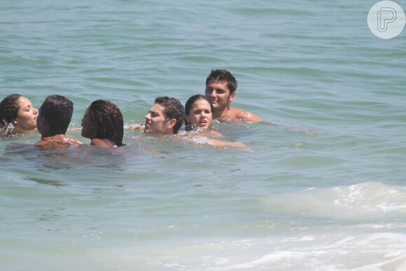 Na água, eles ficam bem próximos de Laerte, incomodando ainda mais André