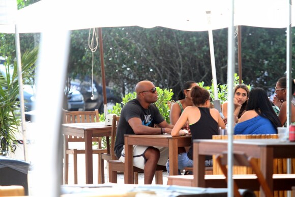 Anderson Silva passeia com a família no Rio de Janeiro na tarde desta quinta-feira, 13 de março de 2014