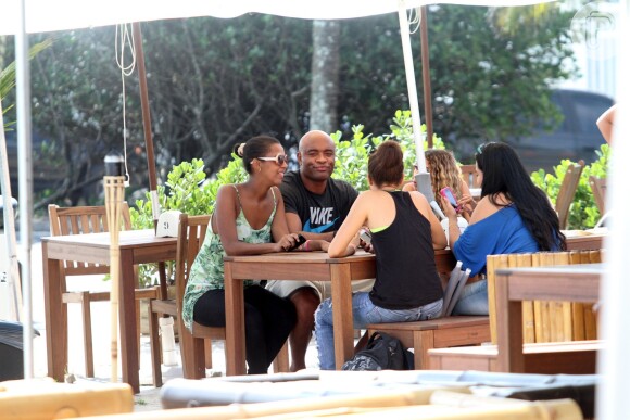 Anderson Silva passa a tarde com a família no Rio de Janeiro