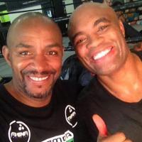 Anderson Silva treina boxe no Rio de Janeiro para aquecer volta ao octógono