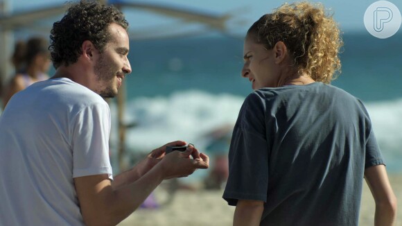 Apaixonado por Ivana (Carol Duarte), Claúdio (Gabriel Stauffer) dá um anel de compromisso para a jovem em 'A Força do Querer'