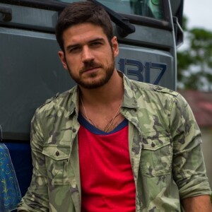 Zeca (Marco pigossi) baterá novamente em Ruy (Fiuk) ao encontrá-lo na oficina do pai, Abel (Tonico Pereira), em 'A Força do Querer'