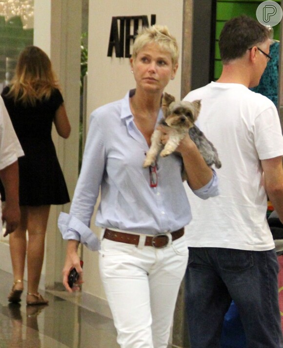 Xuxa também leva seu cachorrinho para o shopping