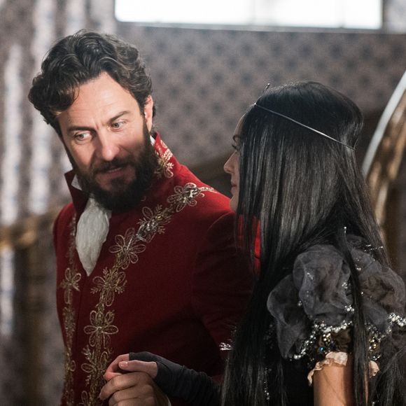 Thomas (Gabriel Braga Nunes) descobre que não é pai da filha de Anna (Isabelle Drummond) e resolve registrar Vitória para usá-la como meio de prender a mocinha a ele, na novela 'Novo Mundo', a partir de 20 de maio de 2017