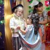 Adriana (Marianna Santos), que interpreta Cinderela, e Dulce Maria (Lorena Queiroz), como o príncipe, dançam, as demais meninas cantam a música 'Era Um Vez', no capítulo que vai ao ar quarta-feira, dia 24 de maio de 2017, na novela 'Carinha de Anjo'
