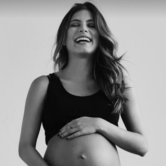 Bruna Hamú relembrou uma foto de seu ensaio de gestante nesta segunda-feira, dia 15 de maio de 2017