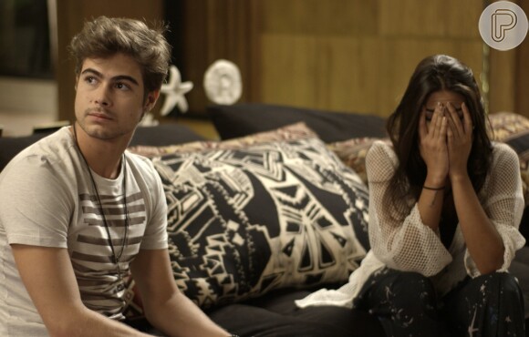 Manu (Antonia Morais) não se conforma por ter sido trocada por Stefany (Giovana Cordeiro), na novela 'Rock Story'