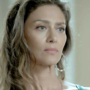 Joyce (Maria Fernanda Cândido) estranha a demora de Eugênio (Dan Stulbach), vai atrás dele, e por pouco não o flagra no banheiro com Irene (Débora Falabella), na novela 'A Força do Querer'