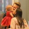 Thais Fersoza beija a filha, Melinda, durante passeio em shopping no Rio