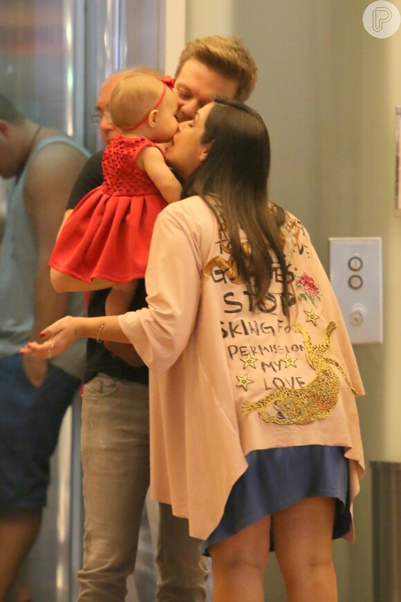Thais Fersoza beija a filha, Melinda, durante passeio em shopping no Rio