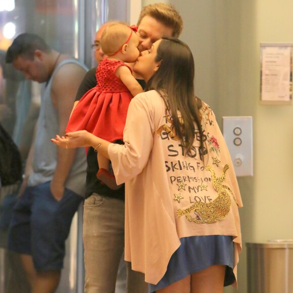 Michel Teló, Melinda, e Thais Fersoza trocam carinhos durante passeio no shopping