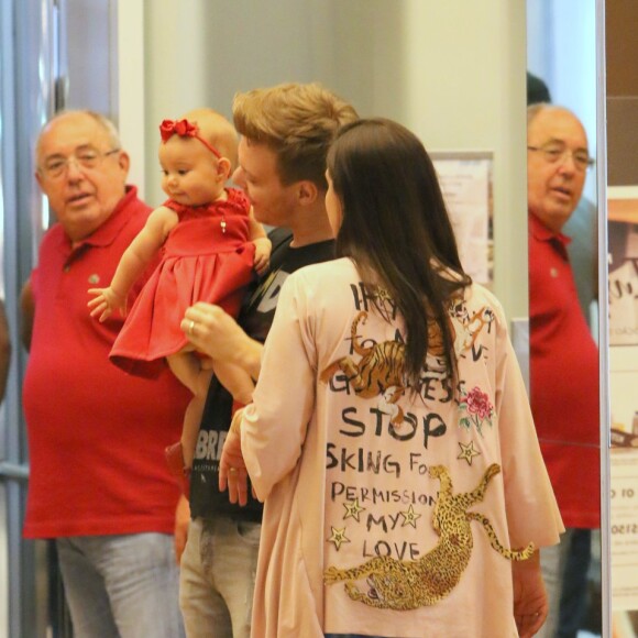 Michel Teló arruma vestidinho da filha, Melinda, durante passeio no shopping