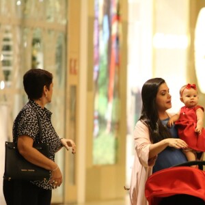Grávida, Thais Fersoza carrega a filha, Melinda, no colo, durante passeio em família