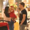 Thais Fersoza beija a herdeira, Melinda, durante passeio em shopping no Rio