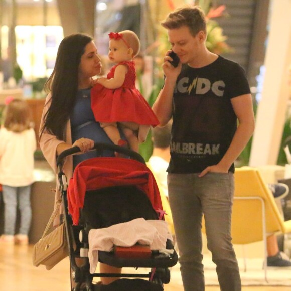 Thais Fersoza brinca com a filha, Melinda, durante passeio no Rio