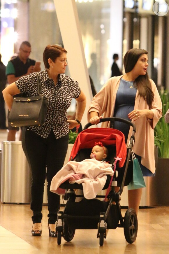 Thais Fersoza passeia com a mãe, Gloria, e a filha, Melinda, no carrinho