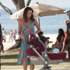 Juliana (Vanessa Gerbelli) coloca a pequena Fabiana no carrinho e a leva para casa, sem avisar à mãe, na novela 'Em Família'