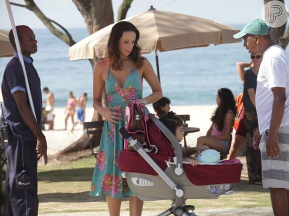 Juliana (Vanessa Gerbelli) coloca a pequena Fabiana no carrinho e a leva para casa, sem avisar à mãe, na novela 'Em Família'