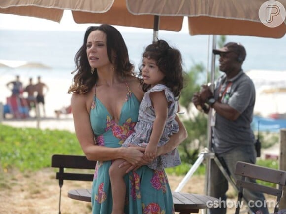 Descontrolada, Juliana (Vanessa Gerbelli) pega uma menina no calçadão e leva para sua casa, escondido da mãe, na novela 'Em Família', em 17 de março de 2014