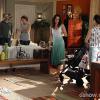 Toda a família se preocupa com Juliana (Vanessa Gerbelli) quando a polícia chega com os pais da menina no apartamento dela, na novela 'Em Família'