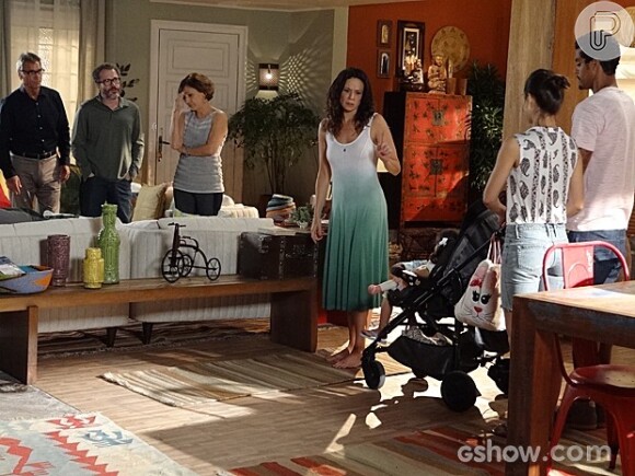 Toda a família se preocupa com Juliana (Vanessa Gerbelli) quando a polícia chega com os pais da menina no apartamento dela, na novela 'Em Família'