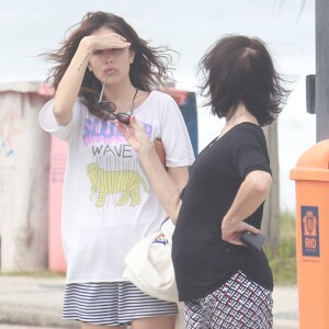 Maria Casadevall apostou em um look descontraído e confortável para a caminhada na orla com a mãe