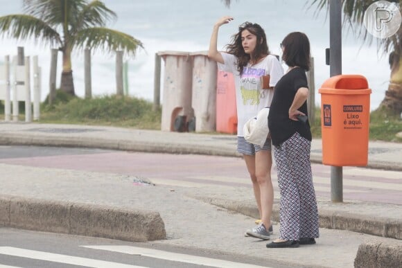 Maria Casadevall arruma cabelo ao caminhar com a mãe, Teresa
