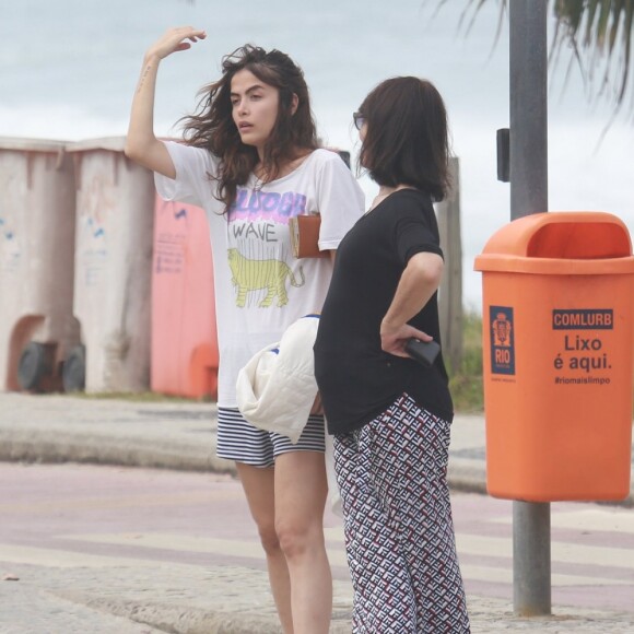 Maria Casadevall arruma cabelo ao caminhar com a mãe, Teresa