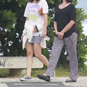 Maria Casadevall e mãe, Teresa, passeiam juntas nesta terça-feira (16)