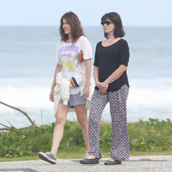 Maria Casadevall e Teresa, sua mãe, caminharam juntas pela orla da Barra