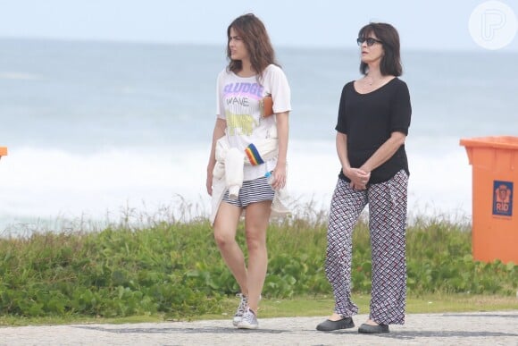 Maria Casadevall olha para o mar enquanto passeia com a mãe na orla da Barra