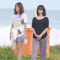 Maria Casadevall caminha com a mãe, Teresa, na orla da Barra, no RJ. Fotos!