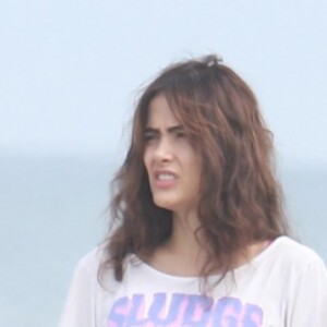 Maria Casadevall, com visual descontraído, passeia com a mãe, Teresa