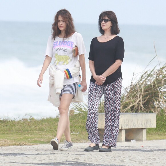 Maria Casadevall caminha na orla da Barra da Tijuca com a mãe, Teresa